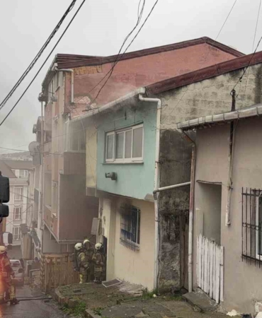 Arnavutköy’de 2 katlı evde korkutan yangın: 2 kişi dumandan etkilendi