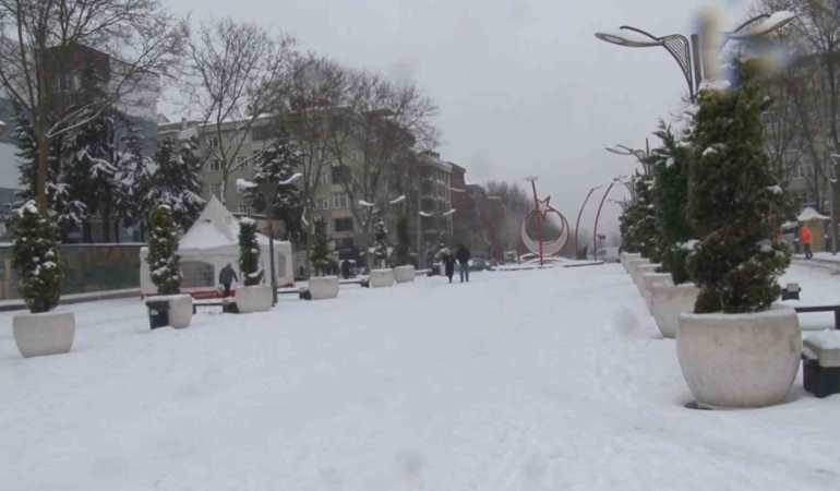 Sultangazi’de çocuklar kardan adam yaptı, karın keyfini çıkardı
