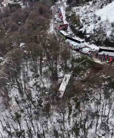 Kartepe’nin zirvesinden inerken otobüs şarampole uçtu: 22 yaralı