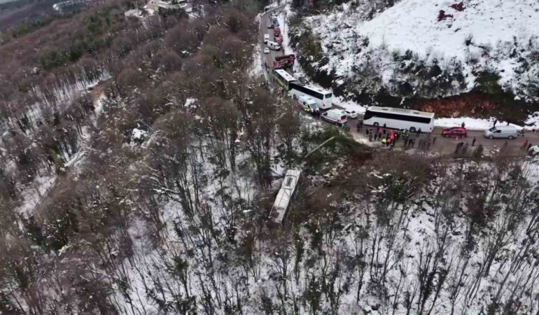 Kartepe’nin zirvesinden inerken otobüs şarampole uçtu: 22 yaralı