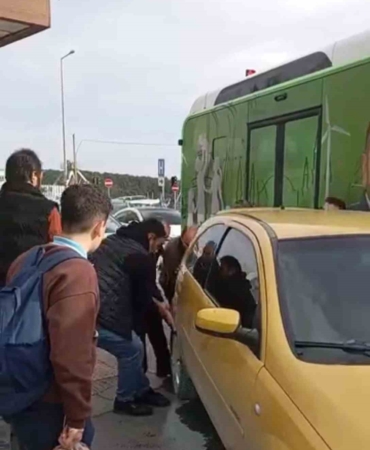 Arnavutköy’de ilginç anlar: Otobüse yol vermek için aracı elleriyle kaldırdılar