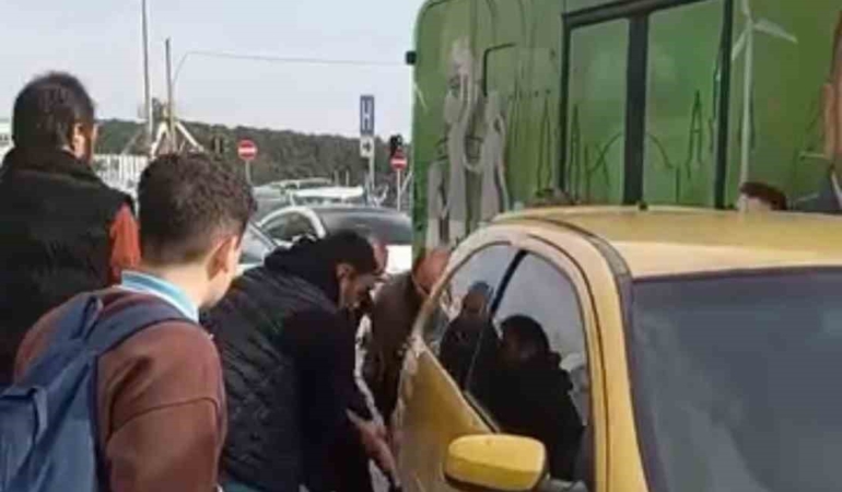 Arnavutköy’de ilginç anlar: Otobüse yol vermek için aracı elleriyle kaldırdılar