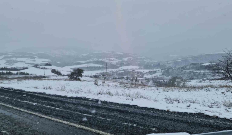 Tekirdağ’ın yüksek kesimleri yağan karla beyaza büründü