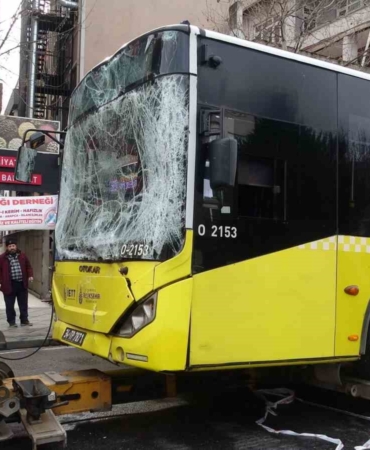 Sancaktepe’de İETT otobüsleri zincirleme kazaya karıştı: 3 kişi yaralandı