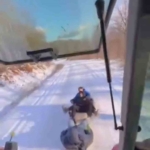 Bursa’da çocuklar traktöre bağlanan lastiklerle karın keyfini çıkardı