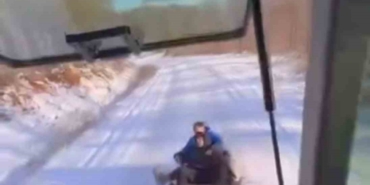 Bursa’da çocuklar traktöre bağlanan lastiklerle karın keyfini çıkardı