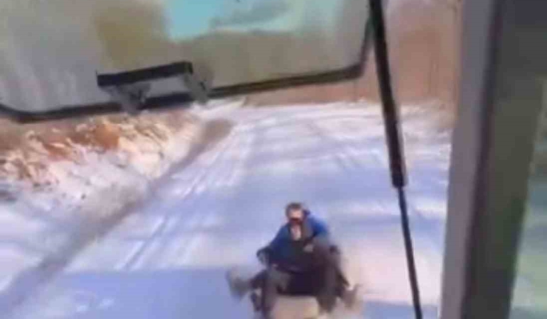 Bursa’da çocuklar traktöre bağlanan lastiklerle karın keyfini çıkardı