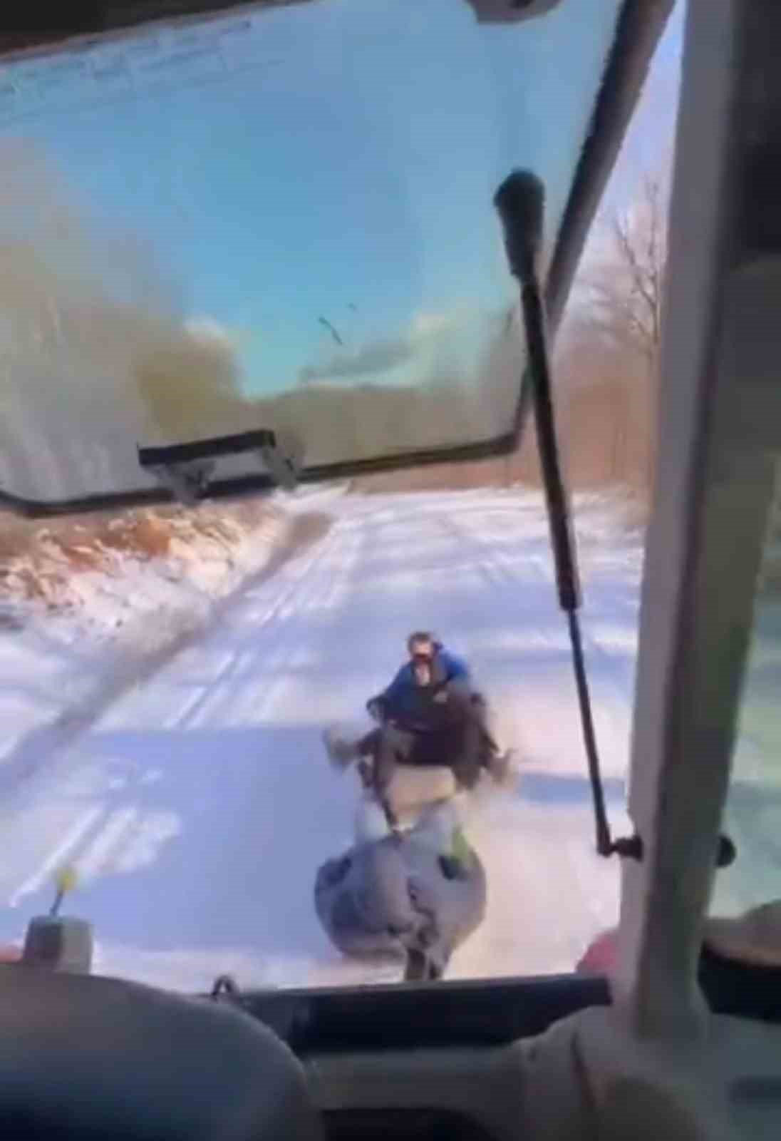 Bursa’da çocuklar traktöre bağlanan lastiklerle karın keyfini çıkardı