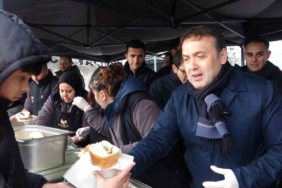 Uzun kuyrukların oluştuğu festivalde 2 ton 11 kilogram hamsi dağıtıldı