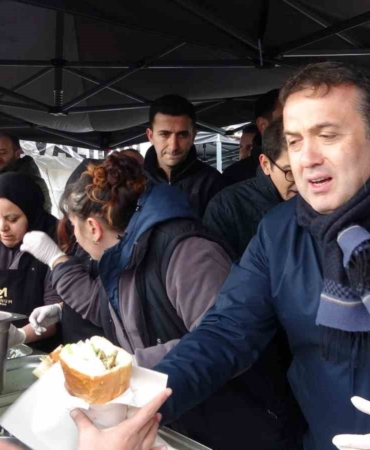 Uzun kuyrukların oluştuğu festivalde 2 ton 11 kilogram hamsi dağıtıldı