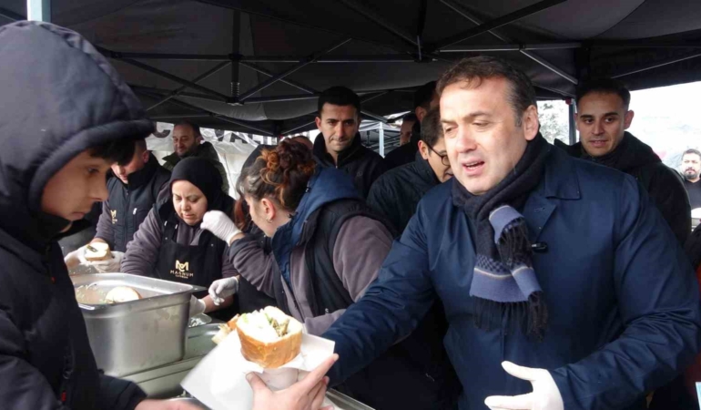 Uzun kuyrukların oluştuğu festivalde 2 ton 11 kilogram hamsi dağıtıldı