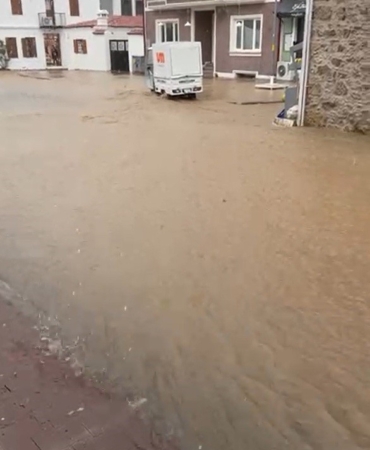 Bozcaada’da sokaklar göle döndü