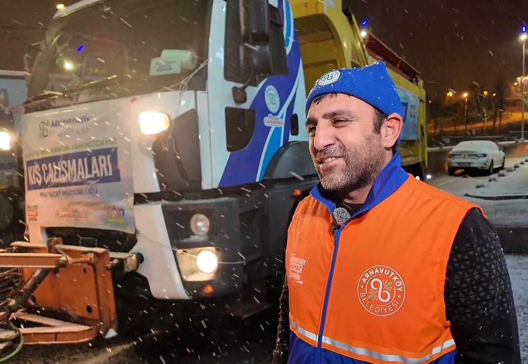 Arnavutköy’de kar küreme aracından çocuklara çay ikramı