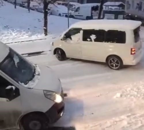 Sultangazi’de kar yağışı kazalara neden oldu: Caddeler buz pistine döndü
