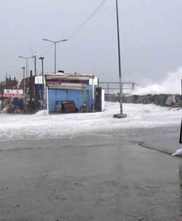 Avcılar’da metrelerce yükselen dalgalar mendireği böyle aştı