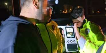 Alkollü sürücü kaza yaptı, yaralanan eşini suçladı: "Eşimle kavga ettik, direksiyonu kırdı"