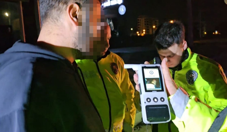 Alkollü sürücü kaza yaptı, yaralanan eşini suçladı: "Eşimle kavga ettik, direksiyonu kırdı"