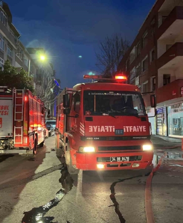 Küçükçekmece’de kentsel dönüşümdeki binanın çatısında yangın