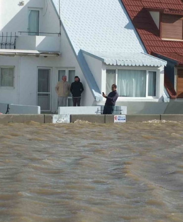Venedik değil Balıkesir: Deniz kabardı evler sular içinde kaldı