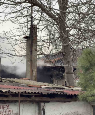 Arnavutköy’de yaşlı adamın yaşadığı gecekondu alev alev yandı