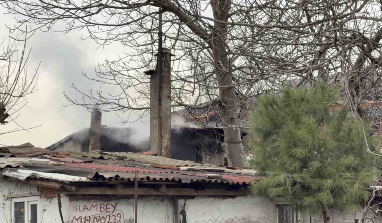 Arnavutköy’de yaşlı adamın yaşadığı gecekondu alev alev yandı