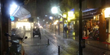 Çanakkale’de sağanak sonrası cadde ve sokaklar göle döndü