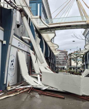 Avcılar’da fırtına iş yerinin çatısını uçurdu