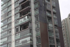 Lüks sitenin cam balkonları lodosla beraber uçtu