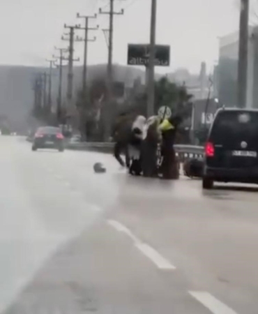 Bursa’da tartıştığı kuryeyi dövdü: O anlar kameraya yansıdı