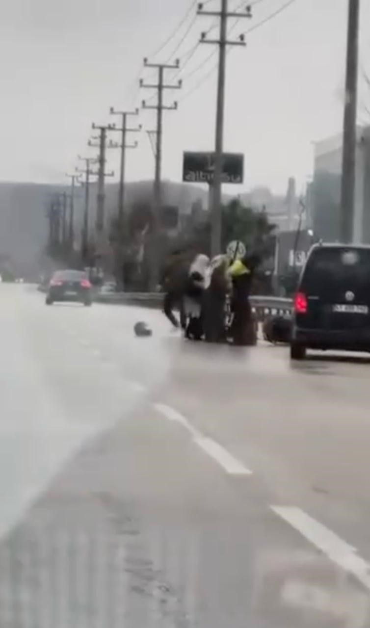 Bursa’da tartıştığı kuryeyi dövdü: O anlar kameraya yansıdı