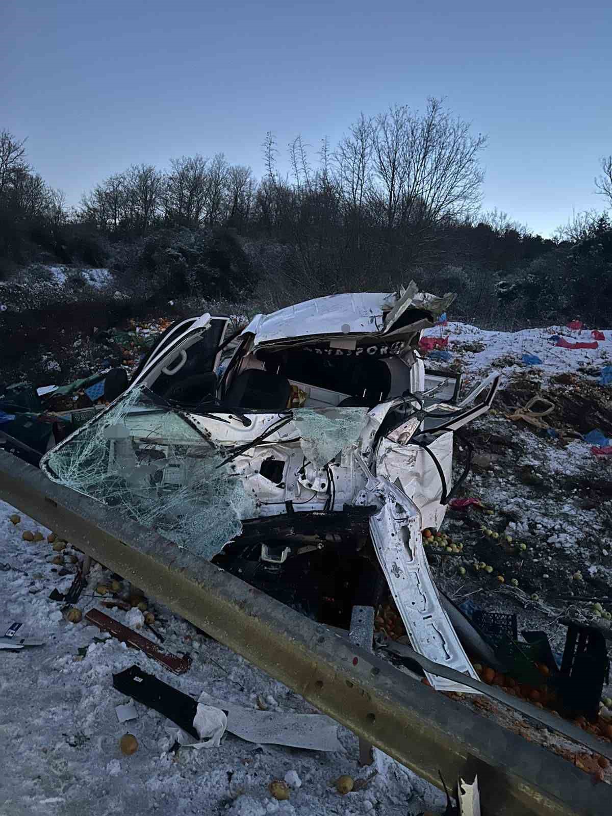 Sakarya’da kamyonet takla attı: Baba ve oğlu yaralandı