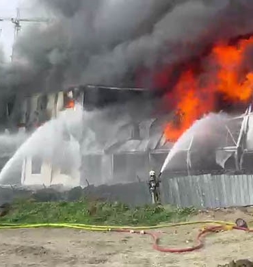 Esenyurt’ta bulunan bir inşaat alanında işçilerin kaldığı konteynerde henüz bilinmeyen bir nedenle yangın çıktı. Alevler kısa sürede büyürken olay yerine itfaiye ekipleri sevk edildi.