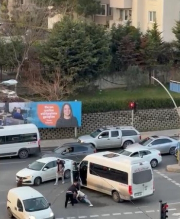 Pendik’te kırmızı ışıkta yol verme kavgası kamerada