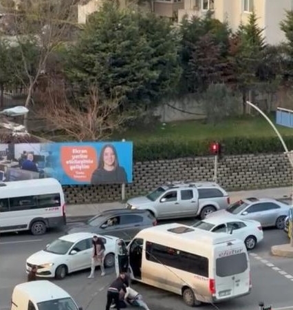 Pendik’te kırmızı ışıkta yol verme kavgası kamerada