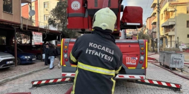 Apartmanın 2. katı alev alev yandı: 5 kişi dumandan etkilendi