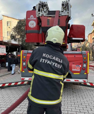 Apartmanın 2. katı alev alev yandı: 5 kişi dumandan etkilendi