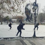 Polis ve çocuklardan kartopu keyfi