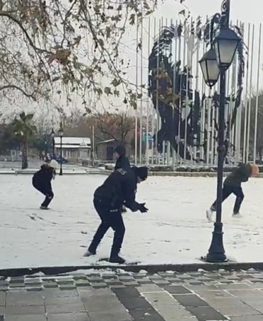 Polis ve çocuklardan kartopu keyfi