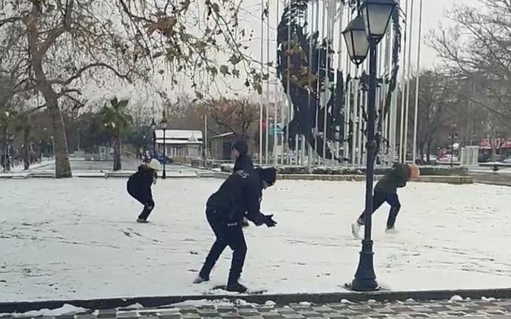 Polis ve çocuklardan kartopu keyfi