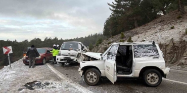 Buzlanma nedeniyle arazi aracıyla kamyonet çarpıştı: 2 yaralı