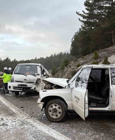Buzlanma nedeniyle arazi aracıyla kamyonet çarpıştı: 2 yaralı