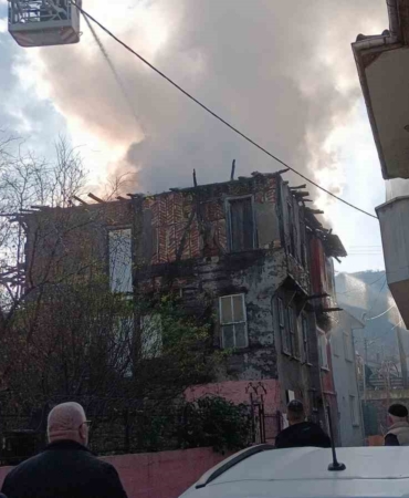 Ev sahibi uyurken elektrikli sobadan yangın çıktı