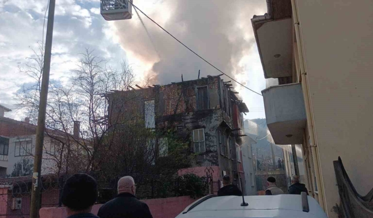 Ev sahibi uyurken elektrikli sobadan yangın çıktı