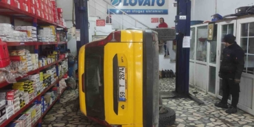 Bakım için servise bırakılan taksi liftten düştü