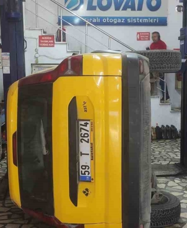 Bakım için servise bırakılan taksi liftten düştü