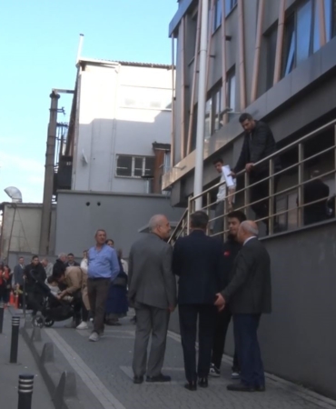 Bayrampaşa Kaymakamlığı’nda yangın paniği: Çalışanlar tahliye edildi