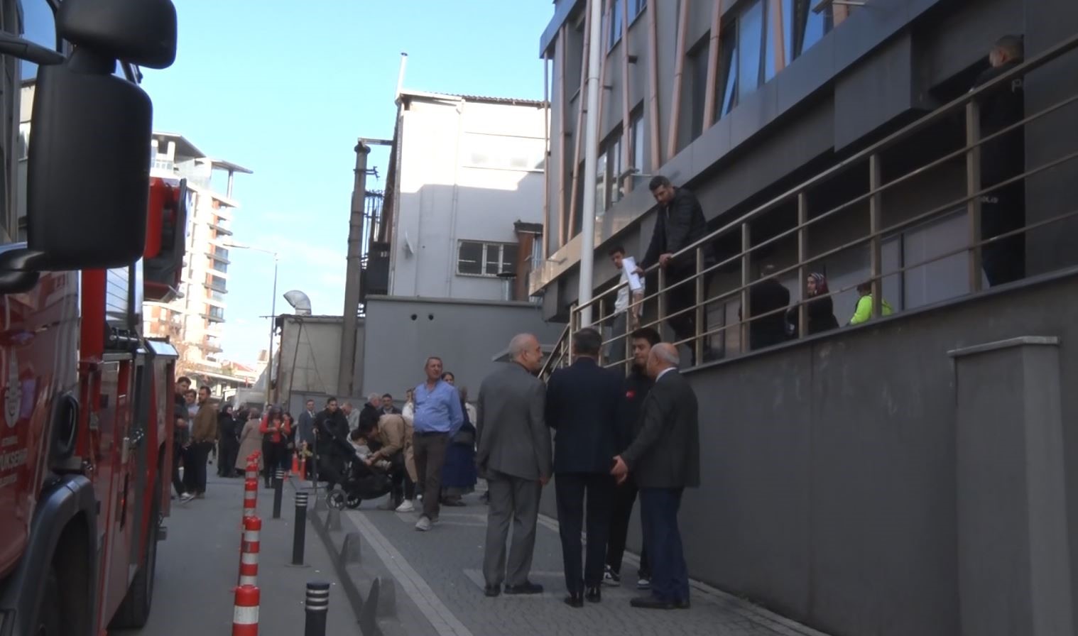 Bayrampaşa Kaymakamlığı’nda yangın paniği: Çalışanlar tahliye edildi