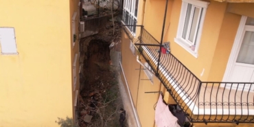 Eyüpsultan’da istinat duvarı çöktü: Bir dairede hasar oluştu