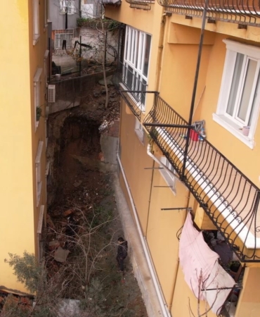 Eyüpsultan’da istinat duvarı çöktü: Bir dairede hasar oluştu