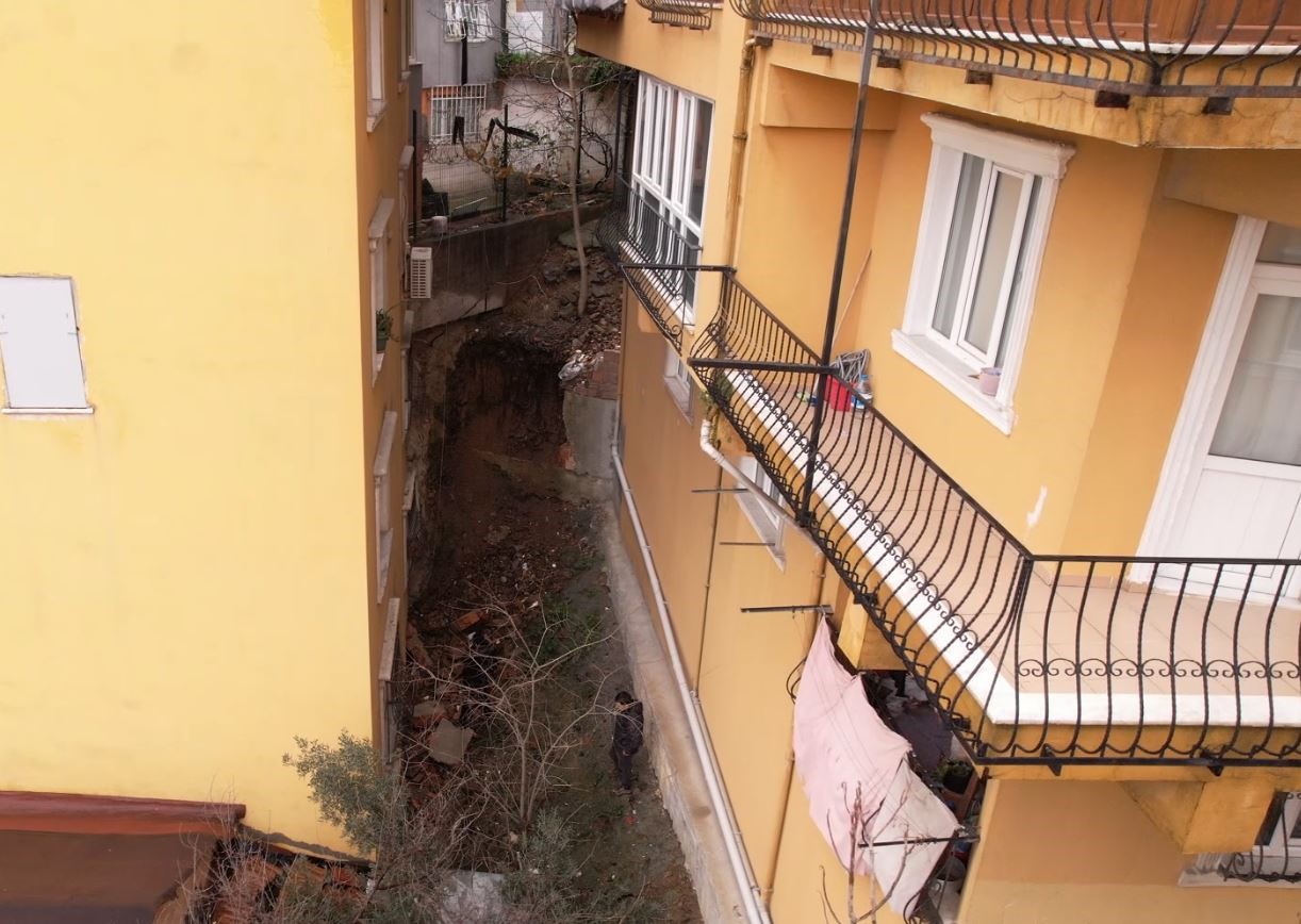 Eyüpsultan’da istinat duvarı çöktü: Bir dairede hasar oluştu